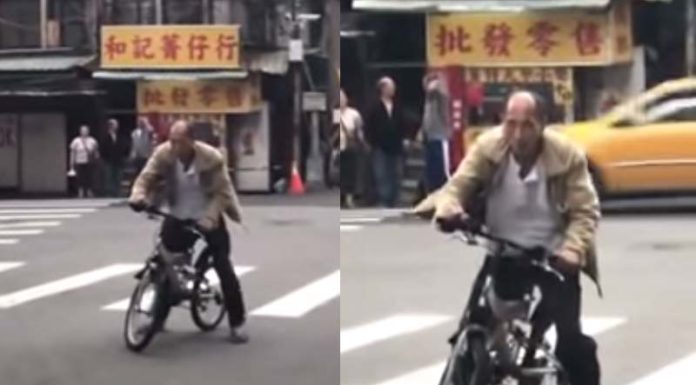 阿伯騎腳踏車騎到一半靜止不動,他將鏡頭拉近一看:果然三寶無極限!