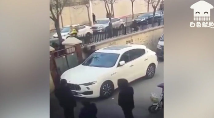 三寶擋路!蹦蹦爺拿磚頭狂敲,路人一看發抖:「那台不可以!」