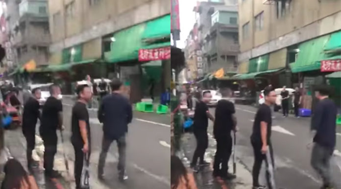 桃園街頭近10人大白天「抄棍棒互毆」!警察到場笑了