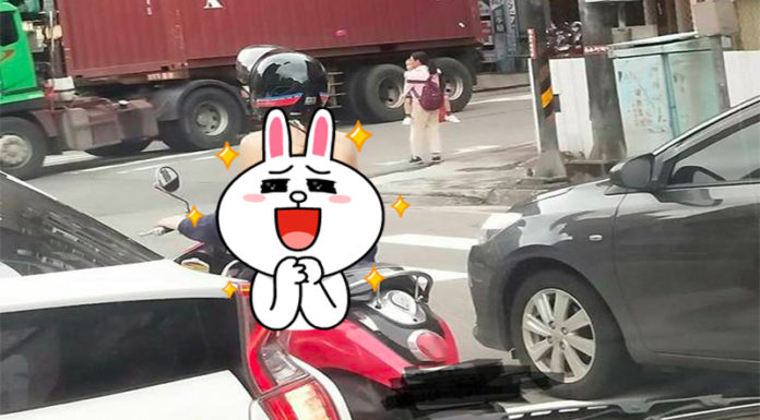 等紅燈正妹衣服滑落!網友集體崩潰:「不追到底不行了」