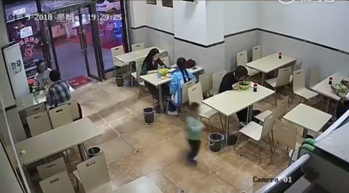 最毒婦人心男童奔跑摔重傷以為只是意外直到監視器畫面曝光 引發網友爭論