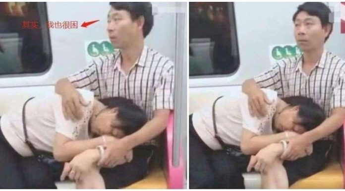 他偷拍火車上「老婆把老公腿當枕頭睡」超甜 但當大家「看到下半身」超震撼:再次相信了愛情!