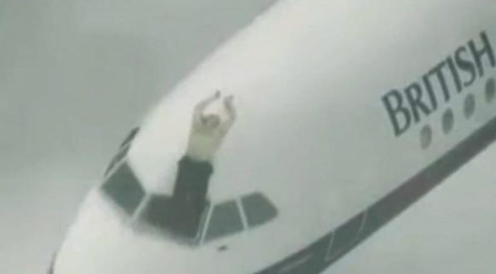 飛機起飛後擋風玻璃整塊飛走,機長慘被氣流捲出窗外,千鈞一髮之際他救了機上所有人!