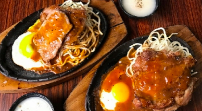 牛排麵要「換雙蛋」!她送餐給男友爸「脫口一句」讓對方羞上天:我整組黑掉
