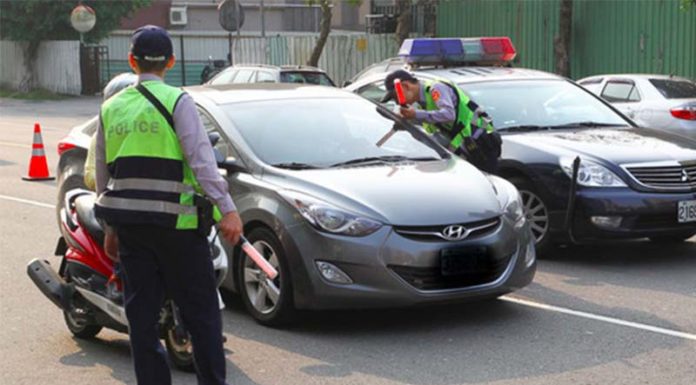 人妻受不了搖下車窗「喊救命」…警方靠近關切真相「害羞到不敢查」
