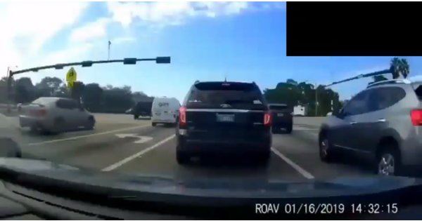 老司機太強!黑車零秒神反應「見聞色霸氣→最大」後車秒傻眼:請收下我的膝蓋