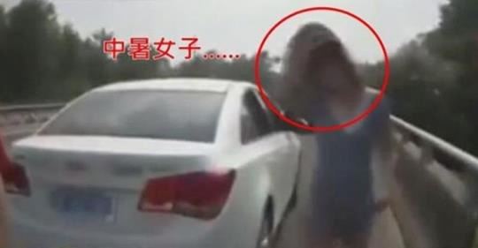 女駕駛開車開到「中暑」報警求助,警察打開車門傻住:她腦袋裝屎!