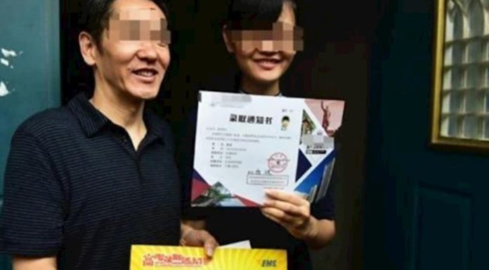 女兒高考690分,打電話報喜,父親太忙忘掛斷,傳來對話她傻住!